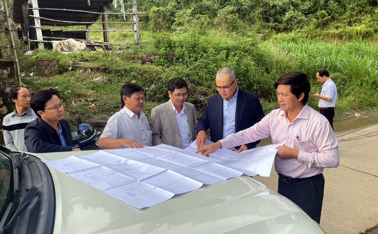 Bí thư Tỉnh ủy Phạm Đại Dương (thứ hai từ phải sang) kiểm tra thực địa công tác GPMB cho dự án Cao tốc Bắc-Nam tại huyện Tuy An.