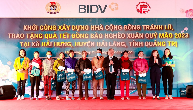 BIDV tặng quà Tết cho đồng bào nghèo tại xã Hải Hưng, huyện Hải Lăng, tỉnh Quảng Trị