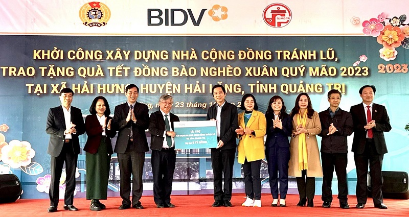Chủ tịch Công đoàn BIDV Trần Xuân Hoàng trao biển tài trợ 2 nhà cộng đồng tránh lũ trị giá 5 tỷ đồng cho tỉnh Quảng Trị