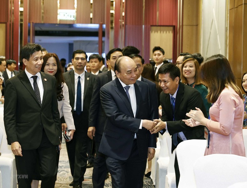 Chủ tịch nước Nguyễn Xuân Phúc gặp gỡ, thăm hỏi cán bộ, nhân viên Đại sứ quán, Phái đoàn Việt Nam tại ASEAN, đại diện cộng đồng người Việt tại Indonesia.