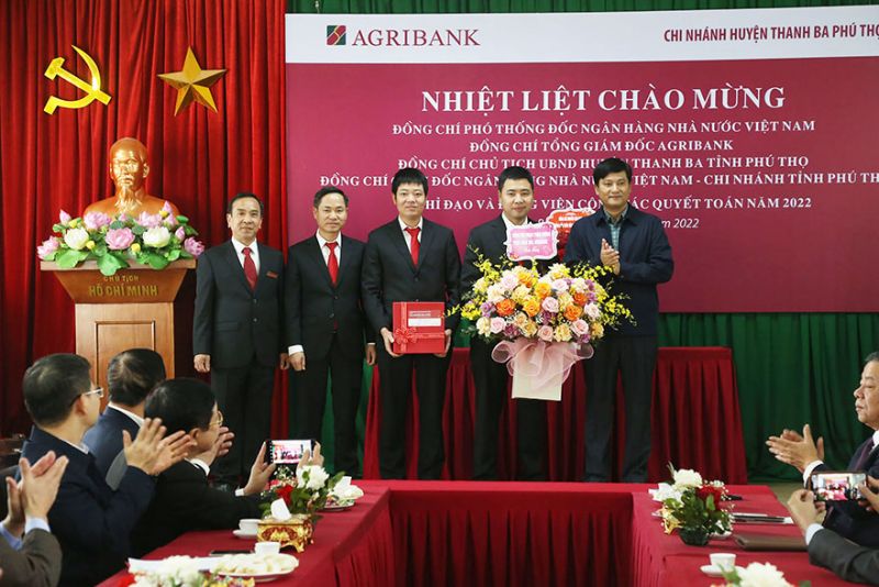 Tổng giám đốc Agribank Phạm Toàn Vượng tặng hoa chúc mừng, động viên tập thể cán bộ viên chức Chi nhánh huyện Thanh Ba