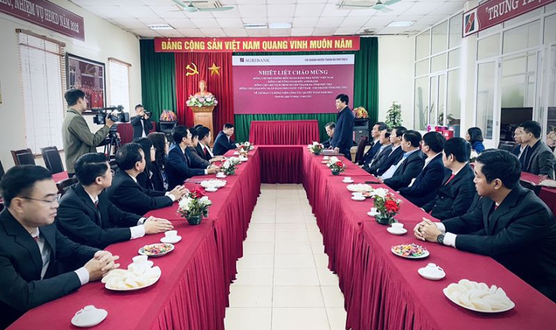 Phó Thống đốc NHNN Việt Nam Nguyễn Kim Anh và Tổng giám đốc Agribank Phạm Toàn Vượng thăm, động viên quyết toán cuối năm tại Agribank Chi nhánh Phú Thọ II