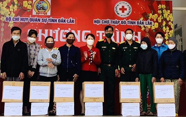 Cơ quan chức năng tỉnh Đắk Lắk tổ chức tặng quà Tết cho người nghèo, người có hoàn cảnh khó khăn