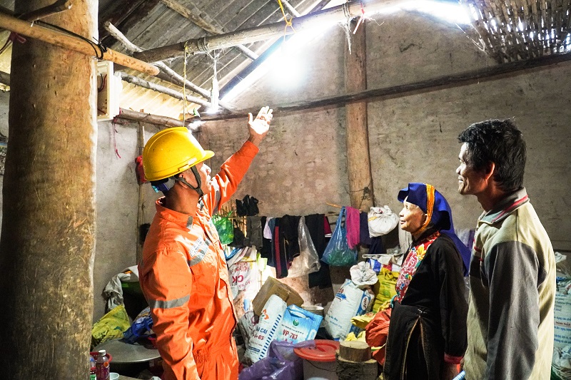 A1. PC Quảng Ninh lắp đặt lại dây điện trong nhà và tặng bóng đèn led tiết kiệm điện cho gia đình bà Chìu Sồi Hẻn