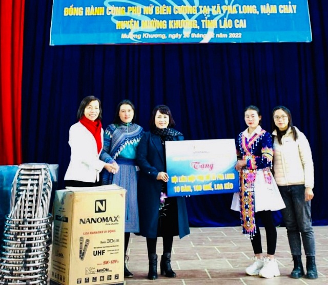 Chị Đồng Thị Ánh (thứ 03 từ trái qua) và Đoàn công tác Hiệp hội Nữ Doanh nhân Việt Nam trao quà cho Hội Liên hiệp Phụ nữ 02 xã Nậm Chảy và Pha Long.