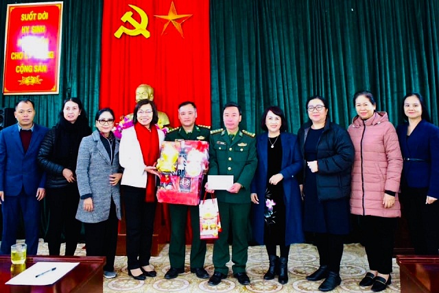 Đoàn công tác Hiệp hội Nữ Doanh nhân Việt Nam thăm và tặng quà cán bộ, chiến sĩ Đồn Biên phòng Pha Long.