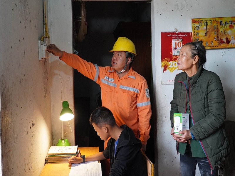 8791 Lắp hệ thống chiếu sáng cho gia đình bà Đào Thị Tiện, xã Thanh Sơn, Ba Chẽ