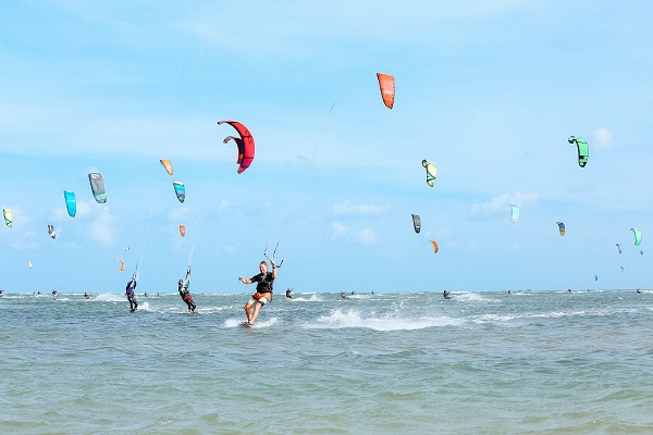 Với bãi biển êm, gió mạnh, Ninh Chữ - Ninh Hải là điểm đến lướt ván diều ấn tượng của Khu vực châu Á – Thái Bình Dương