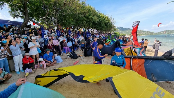 Hàng nghìn du khách và người dân Ninh Thuận reo hò, cổ vũ các vận động viên lướt ván diều Ảnh