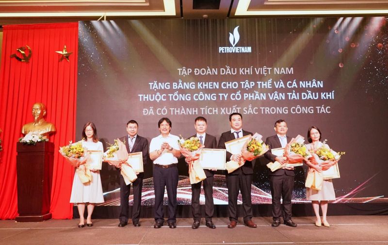 Trao tặng Bằng khen của Tổng giám đốc Tập đoàn Dầu khí Việt Nam cho các tập thể, cá nhân có thành tích xuất sắc