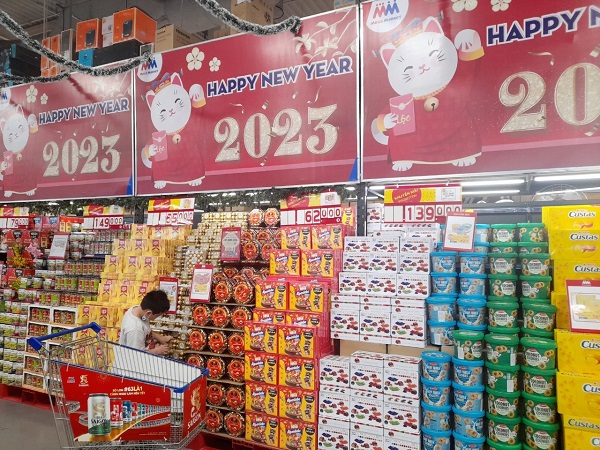 Nhiều mặt hàng Tết được trưng bày tại Hệ thống siêu thị MM Mega Market. Ảnh: Nguyễn Thanh