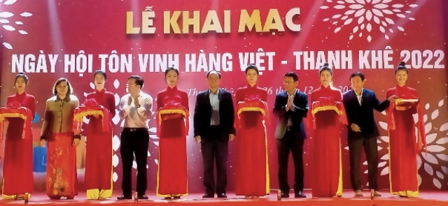Ban tổ chức cắt băng khai mạc ngày hội tôn vinh hàng Việt - Thanh Khê năm 2022.