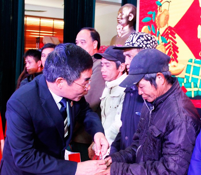 Đại diện lãnh đạo Trung ương Hội Chữ thập đỏ Việt Nam trao quà cho hộ nghèo tại chương trình