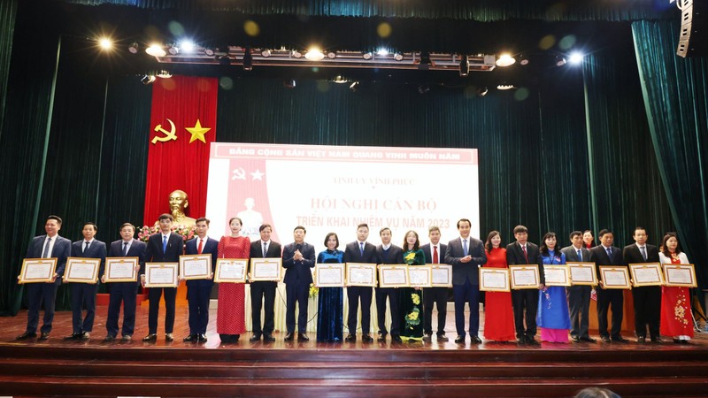 Ban Thường vụ Tỉnh ủy Vĩnh Ph&uacute;c đ&atilde; tặng Bằng khen cho 15 đồng ch&iacute; đứng đầu cơ quan, đơn vị, địa phương, 19 c&aacute; nh&acirc;n c&oacute; th&agrave;nh t&iacute;ch trong c&ocirc;ng t&aacute;c tham mưu hiệu quả cho người đứng đầu thực hiện nhiệm vụ được giao