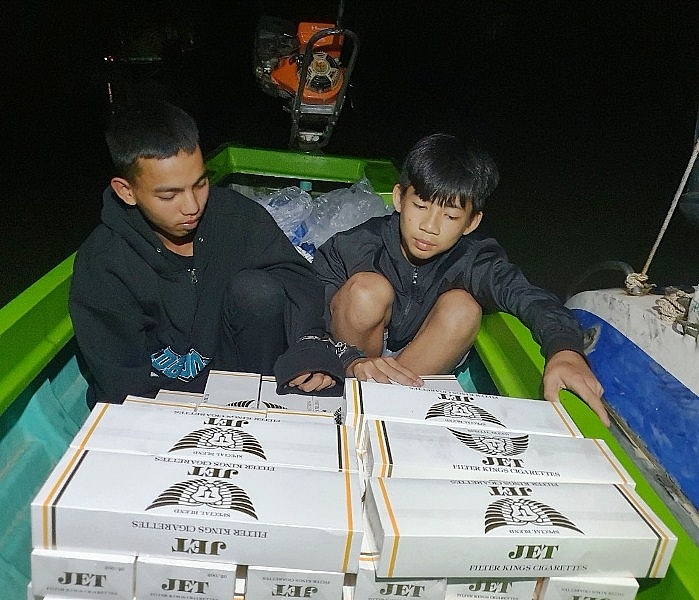 Lợi dụng đêm tối, 2 thanh niên dùng xuồng vận chuyển 2.000 bao thuốc lá lậu qua biên giới và đã bị cơ quan chức năng Đồng Tháp bắt giữ