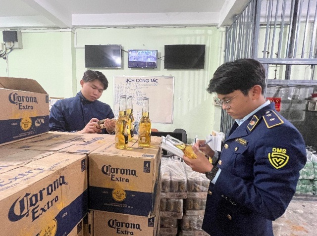- Đội QLTT số 01, Cục QLTT tỉnh Phú Yên đang kiểm tra lô hàng bia ngoại nhập.
