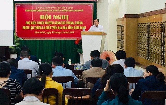 Ông Nguyễn Triết (đứng trong cùng) đang thông tin về tình hình buôn lậu thuốc lá trong nước thời gian qua. Ông Nguyễn Triết (đứng trong cùng) đang thông tin về tình hình buôn lậu thuốc lá trong nước thời gian qua.