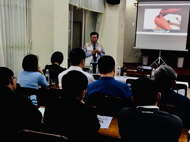 Chuyên gia Sở Y tế Bình Định (đứng trong cùng) đang giới thiệu chuyên đề về các quy định của pháp luật về phòng, chống tác hại của thuốc lá. Chuyên gia Sở Y tế Bình Định (đứng trong cùng) đang giới thiệu chuyên đề về các quy định của pháp luật về phòng, chống tác hại của thuốc lá.