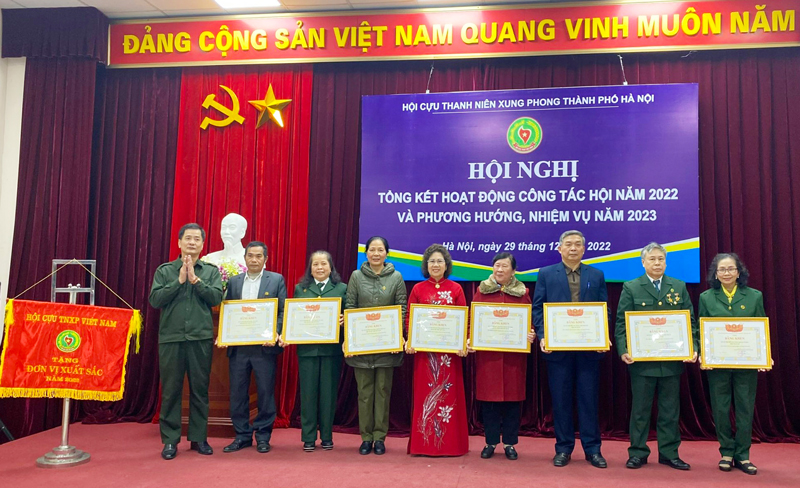 Chủ tịch Hội Cựu thanh niên xung phong thành phố Hà Nội Nguyễn Văn Đính trao Bằng khen cho các tập thể, cá nhân có thành tích xuất sắc trong hoạt động và xây dựng Hội năm 2022.