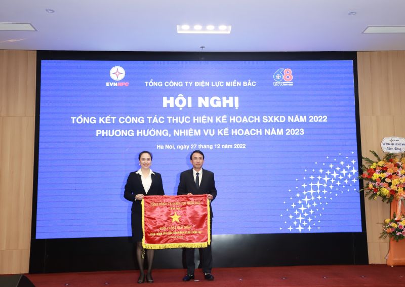 Chủ tịch Đỗ Nguyệt Ánh trao tặng Giải Nhất cho Công ty Điện lực Hưng Yên - đơn vị dẫn đầu trong năm 2022