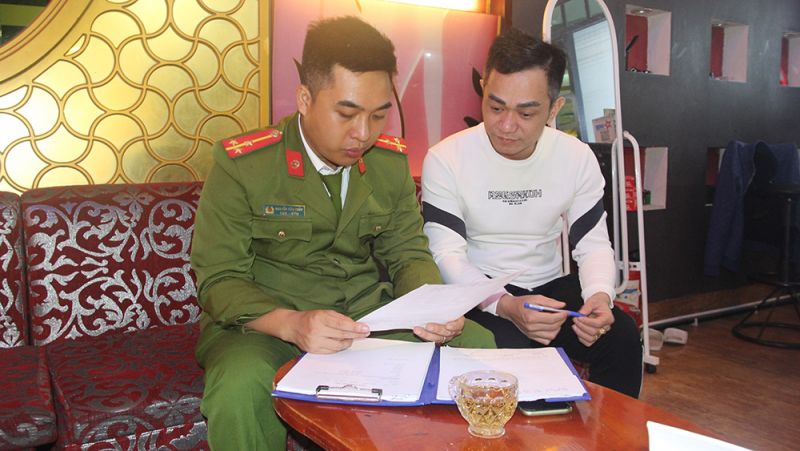 Cán bộ Phòng Cảnh sát PCCC và CNCH kiểm tra việc thực hiện quy định của cơ sở karaoke Mimosa, phường Ngô Quyền (TP Bắc Giang)