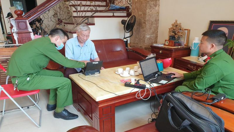 Công an TP Bắc Giang đến tận gia đình hộ dân lấy thông tin dữ liệu để làm căn cước công dân