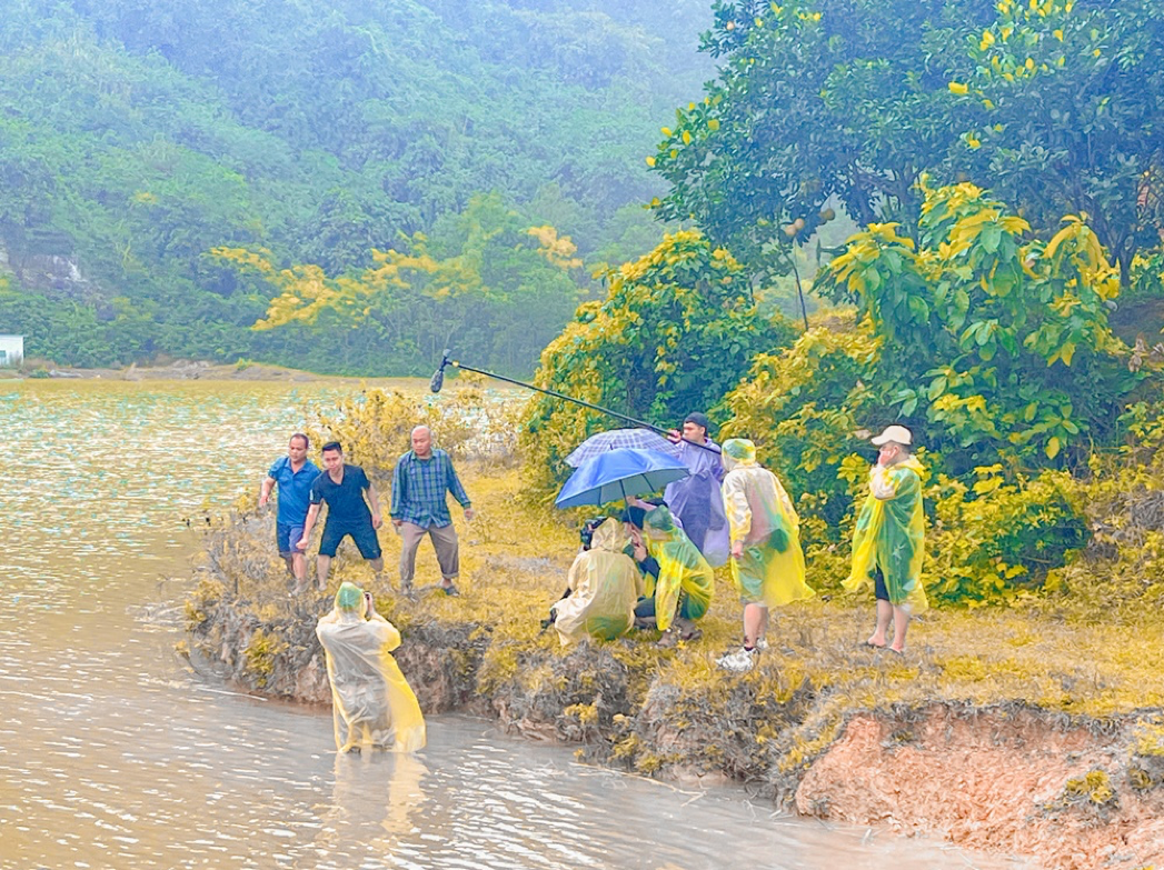 Ekip vất vả với những cảnh quay trong mưa