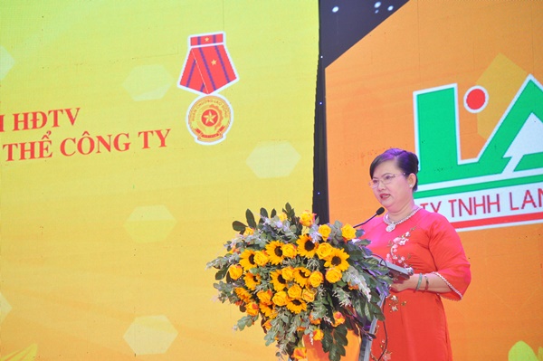 Bà Nguyễn Nam Phương, Chủ tịch HĐTV Công ty Lan Anh phát biểu tại buổi lễ
