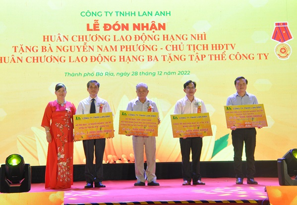 Bà Nguyễn Nam Phương trao bảng biểu trưng số tiền ủng hộ công tác an sinh xã hội cho đại diện các tổ chức chính trị xã hội, các địa phương …