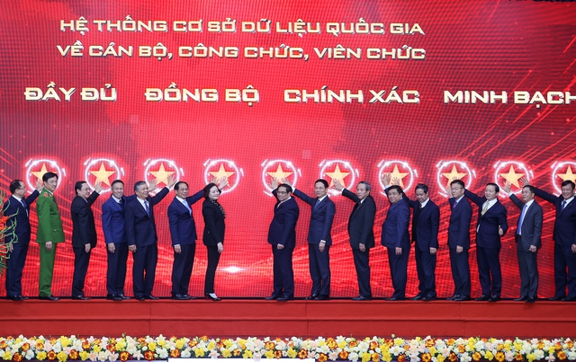 Thủ tướng Phạm Minh Chính cùng các đại biểu dự và thực hiện nghi thức khai trương Cơ sở dữ liệu quốc gia về cán bộ, công chức, viên chức trong cơ quan Nhà nước. Ảnh VGP/Nhật Bắc