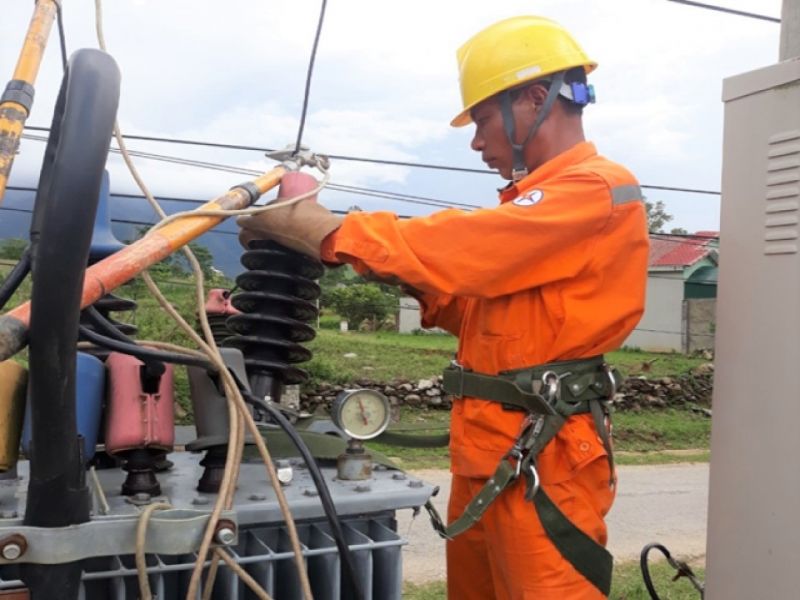 Công nhân ngành Điện Lai Châu kiểm tra vận hành trạm biến áp