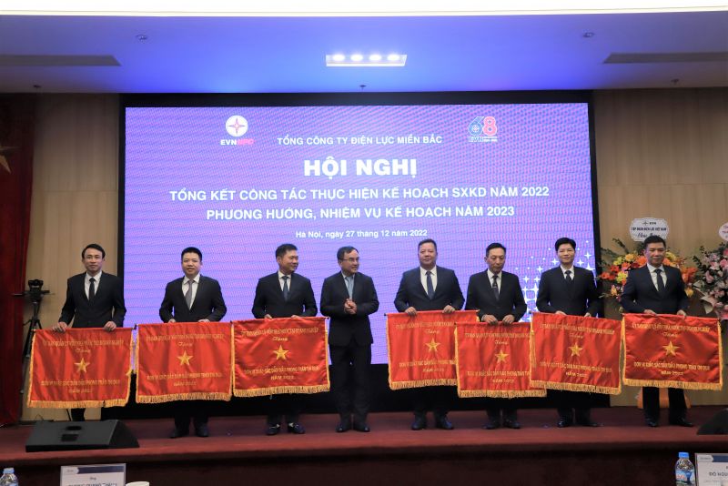 Ông Dương Quang Thành - Chủ tịch HĐTV EVN trao tặng Cờ thi đua cho các đơn vị có thành tích xuất sắc.