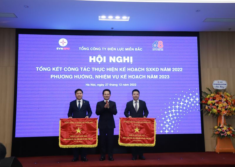 Tổng Giám đốc Nguyễn Đức Thiện trao Giải Nhì cho Công ty Điện lực Lai Châu và Thanh Hóa