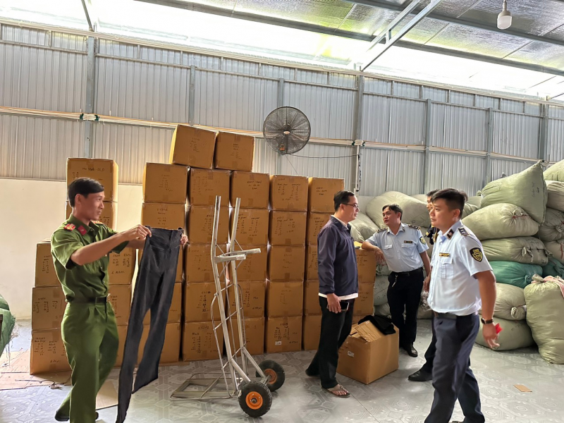 Lực lượng chức năng tỉnh Kiên Giang kiểm tra hàng hóa vi phạm