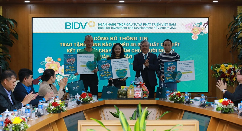 BIDV trao tặng các đội đạt thành tích cao của Giải chạy BIDVRun - Tết ấm cho người nghèo 2023