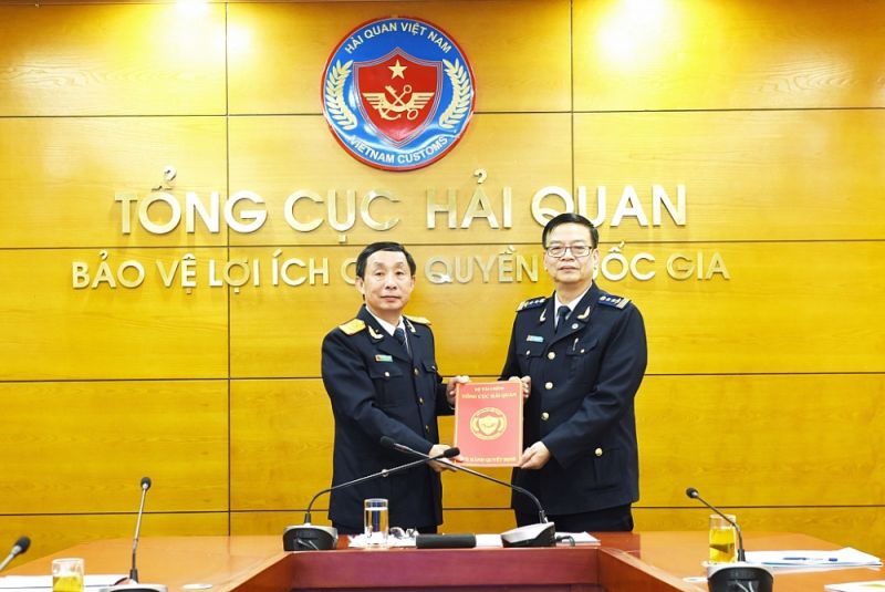 Phó Tổng cục trưởng Hoàng Việt Cường trao quyết định điều động, bổ nhiệm ông Nguyễn Văn Khánh giữ chức Hiệu trưởng Trường Hải quan Việt Nam