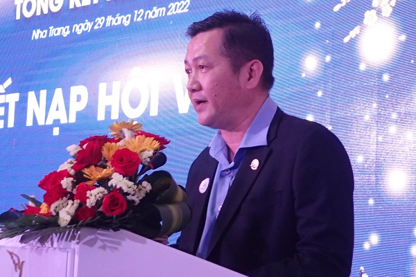Ông Vũ Quang Hoàng- Phó Chủ tịch HHDL Nha Trang Khánh Hòa công bố các quyết định về tổ chức, thi đua, khen thưởng.