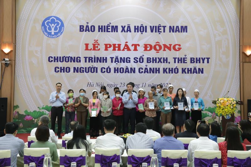 Đến hết ngày 31/12/2022 ngành BHXH Việt Nam cùng các nhà hảo tâm đã trao tặng khoảng 16.000 sổ BHXH và 120.000 thẻ BHYT cho khoảng 136.000 người có hoàn cảnh khó khăn trong cả nước