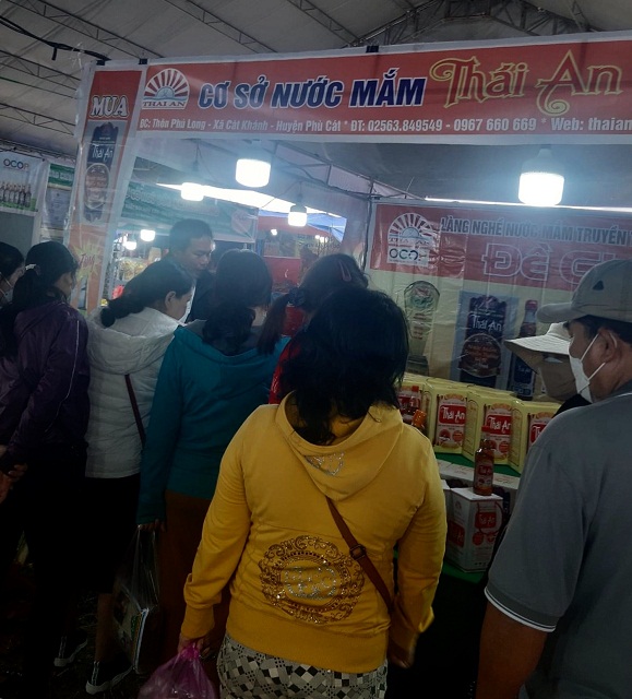 Đông đảo khách hàng tham quan, mua sắm tại gian hàng của Cơ sở Nước mắm Thái An, Đề Gi – Phù Cát – Bình Định.