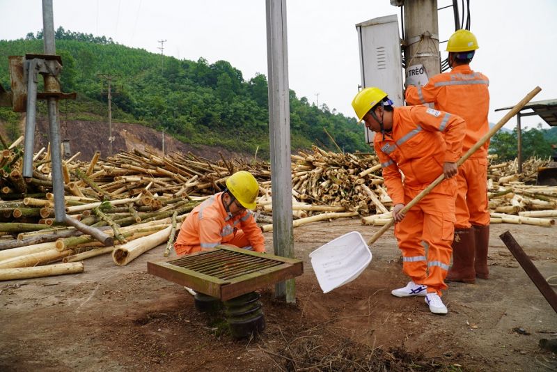 Anh Phạm Văn Hùng cùng anh em công nhân Điện lực Ba Chẽ vệ sinh, bảo dưỡng TBA chuyên dùng của khách hàng nhân Tháng Tri ân khách hàng năm 2022