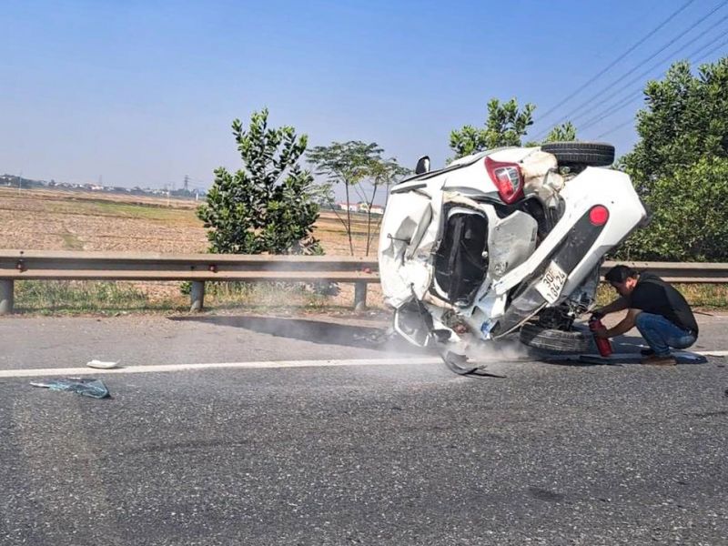 Chiếc xe bị vò nát sau vụ va chạm trên cao tốc Hà Nội - Thái Nguyên vào sáng 1/1. Ảnh: H.V.