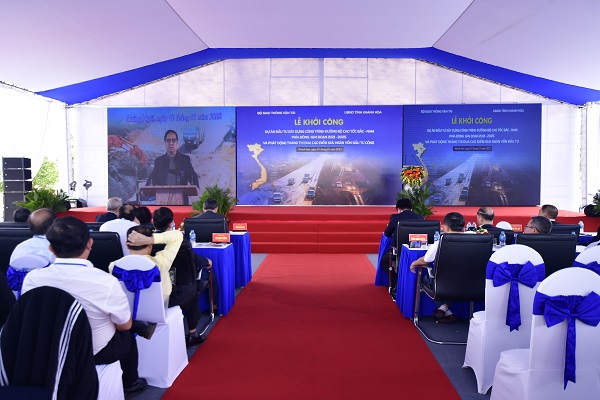 Các đại biểu nghe Thủ tướng Phạm Minh Chính phát biểu trực tuyến và phát lện khởi công dự án