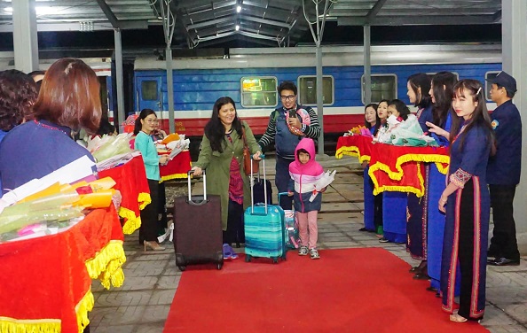 Những du khách đầu tiên có mặt tại ga Lào Cai