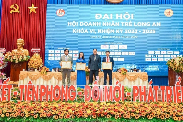 Ông Dương Long Thành (ngoài cùng bên trái) được tín nhiệm bầu làm Chủ tịch Hội Doanh nhân trẻ Long An nhiệm kỳ 2022 - 2025