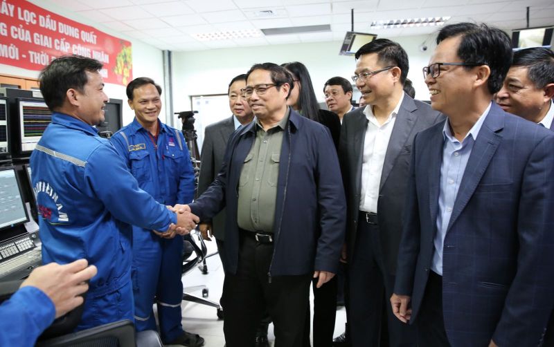 Thủ tướng Phạm Minh Chính thăm, động viên người lao động BSR tại Phòng Điều khiển Trung tâm Nhà máy lọc dầu Dung Quất