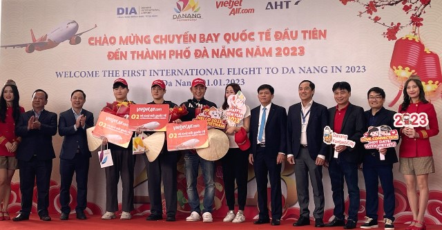 Đoàn khách quốc tế đầu tiên đến” xông đất” TP. biển Đà Nẵng năm 2023