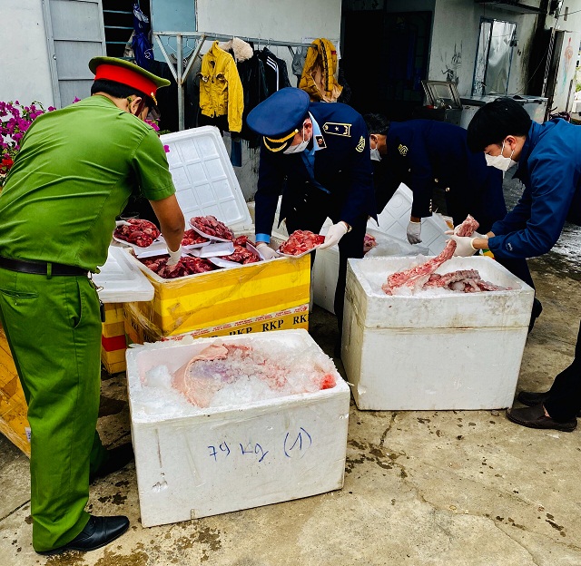 Cận cảnh lô hàng 515kg “thịt heo bẩn”.