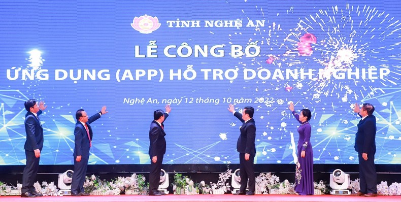 Lãnh đạo tỉnh và Hiệp hội Doanh nghiệp tỉnh Nghệ An thực hiện nghi thức công bố Ứng dụng hỗ trợ doanh nghiệp tỉnh Nghệ An.