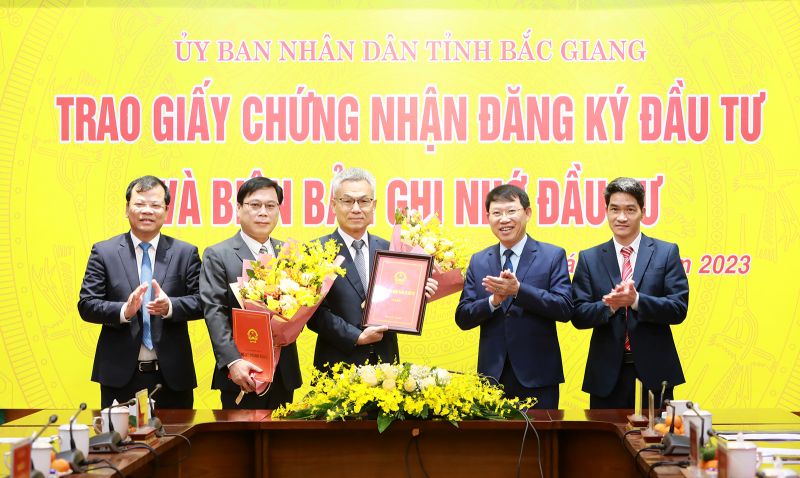 Chủ tịch UBND tỉnh Lê Ánh Dương trao Giấy chứng nhận đăng ký đầu tư, giấy chứng nhận đăng ký doanh nghiệp