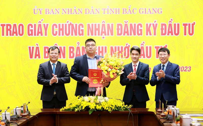 Lãnh đạo Ban Quản lý các KCN tỉnh trao Biên bản ghi nhớ giữa nhà đầu tư Hainan Longi Green Energy Technology Company Limited và Ban Quản lý các KCN tỉnh.